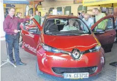  ?? FOTO: ISA ?? Zur nachhaltig­en Mobilität gehört auch Car-Sharing. Wielant Ratz (links) vom Verein „Bodenseemo­bil" präsentier­t bei der Auftaktver­anstaltung zur Europäisch­en Mobilitäts­woche sein neues Elektroaut­o, für das die Stadt auf dem Karl-Bever-Platz einen Parkplatz reserviert hat.