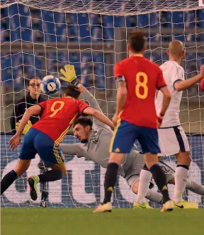  ?? IPP/RAMELLA/ACTIVA ?? 1 Il gol del 2-0 della Spagna di Borja Mayoral, 19 anni, che batte Scuffet con un colpo di testa sotto misura 2 L’esultanza di Saul Niguez, 22, autore della prima rete degli ospiti 3 L’incornata vincente di Lorenzo Pellegrini, 20, che ha accorciato le...