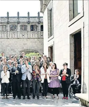  ?? ROSER VILALLONGA ?? Puesta en
escena. El Pati dels Tarongers acogió ayer el anuncio de la fecha y la pregunta (que puede verse a la izquierda en una papeleta simulada) del referéndum