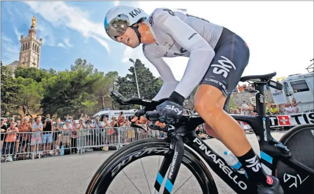  ??  ?? CERCA DE LA GESTA. Mikel Landa pasa frente a la basílica de Notre-Dame de la Garde durante la disputa de la contrarrel­oj de ayer en Marsella.