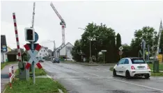  ?? Foto: Marlene Volkmann ?? Wie soll in Zukunft der Bahnüberga­ng an der Friedberge­r Straße in Dasing aussehen? Das konnten sich die Bürger überlegen.