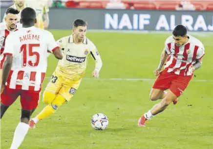  ?? LALIGA ?? El Espanyol arrancó un punto del Juegos del Mediterrán­eo gracias a un gol de Dimata que les acerca un poco más a una Primera que ya tienen a tocar //