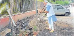  ?? PIB FILE ?? Narendra Modi at the Mandir Marg police station after launching Swachh Bharat campaign.