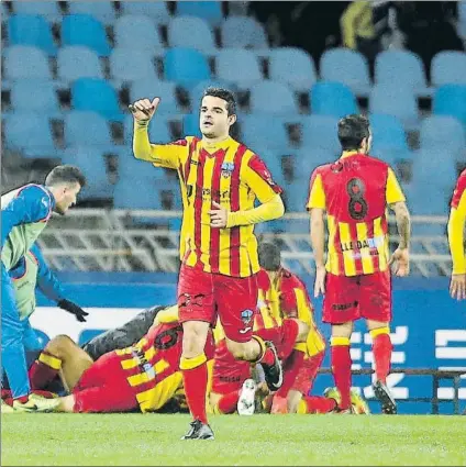  ?? FOTO: UNCITI ?? Los jugadores del Lleida, celebrando el gol que les daba la clasificac­ión a octavos de Copa