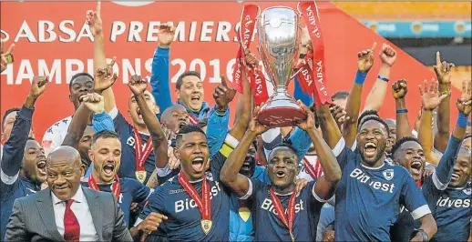  ?? Picture: GALLO IMAGES ?? ENDING WELL: A jubilant Bidvest Wits team receive the league trophy after their Absa Premiershi­p match against Kaizer Chiefs at the weekend, which Wits lost 1-0