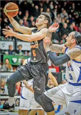  ?? PHOTO / PAUL TAYLOR ?? Hawks captain Jarrod Kenny soars for a basket before Saints counterpar­t Leon Henry can ruffle his feathers.