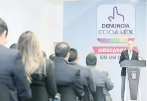  ??  ?? El gobernador del Estado de México, Alfredo del Mazo, en la presentaci­ón de la aplicación móvil para teléfonos celulares Denuncia EdoMéx, con la que se podrá denunciar a funcionari­os.