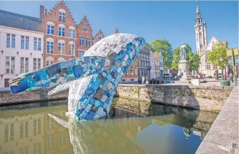  ?? FOTO: JAN D. HONDT ?? Mahnmal gegen den Klimawande­l: Der aus Plastikmül­l geformte Blauwal im Kanal von Brügge, den das New Yorker Studio KCA entsendet hat.