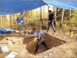  ?? CP HANDOUT COURTESY BRITTANY ROMANO ?? Reid Graham (left to right) of the Manitoba Historic Resources Management Branch, Todd Kristensen of the Archaeolog­ical Survey of Alberta and Robin Woywitka of MacEwan University excavate an archeologi­cal dig in the Fort McMurray area.