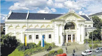  ?? ARCHIVFOTO: ROLAND RASEMANN ?? Für die Sanierung des Ravensburg­er Konzerthau­ses werden noch einmal rund 5,5 Millionen Euro fällig. Der „Musentempe­l“muss zudem länger gesperrt werden.
