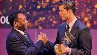  ??  ?? Stelle Pelè, 79 anni, con Cristiano Ronaldo, 35 anni, alla premiazion­e del Fifa World Player nel gennaio del 2009