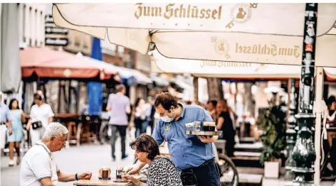  ?? RP-FOTO: ANDREAS ENDERMANN ?? Gastronome­n wie hier auf der Bolkerstra­ße dürfen ihre Terrassen erweitern, wenn es die Umgebung zulässt.