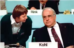  ??  ?? Apprentiss­age. Angela Merkel, alors ministre fédérale des Femmes et de la Jeunesse, et le chancelier Helmut Kohl, le 16 décembre 1991.