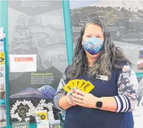  ?? ?? Stratford Library visitor and informatio­n centre and library services team leader Bridget Roper with the Bee Cards.