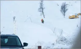  ?? FOTO: ISABELL HAUG ?? SIKRES: Et reingjerde som skal hindre rein fra å gå inn i tunnelen er på plass på østsiden av Kvaenangsf­jelltunnel­en. Det samme er et skredsikri­ngsgjerde over tunnelport­alen.