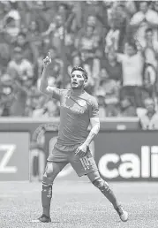  ?? Rocío Vázquez / AFP/Getty Images ?? Ángel Reyna celebra el gol que marcó en el triunfo de Toluca sobre Tigres en el estadio Nemesio Diez.