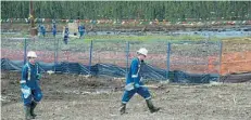  ?? BRUCE EDWARDS/ EDMONTON JOURNAL/ FILE ?? Cleanup work continues at the Nexen pipeline leak near the Long Lake facility off highway 881, south of Fort McMurray.