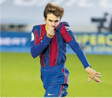  ?? // EFE ?? Riqui Puig, besando el escudo tras conseguir el pase a la final de la Supercopa de España