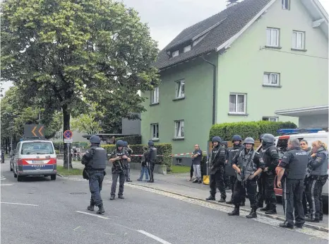  ?? FOTO: NEUE ?? Polizeiein­heiten warten in der Nähe des Tatortes in Bregenz.