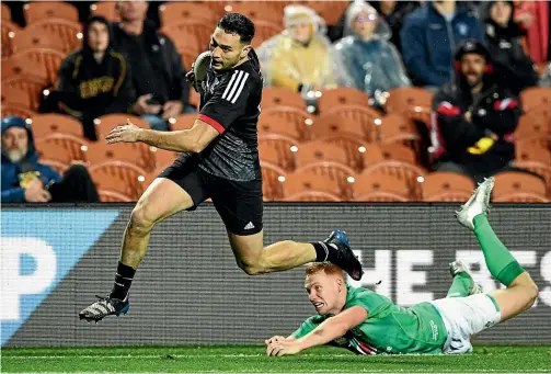  ?? PHOTOSPORT ?? Shaun Stevenson heads for the tryline for the Maori All Blacks during their 32-17 win over Ireland in Hamilton last night.