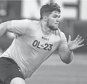  ?? KIRBY LEE/USA TODAY SPORTS ?? Former West Virginia center Zach Frazier performs limited drills during the NFL combine. He’s waiting until his pro day to show scouts he’s healthy again.