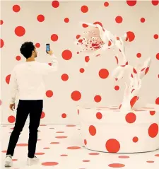  ??  ?? Catturati
Tulipani e pois in un’opera dell’artista Yayoi Kusama