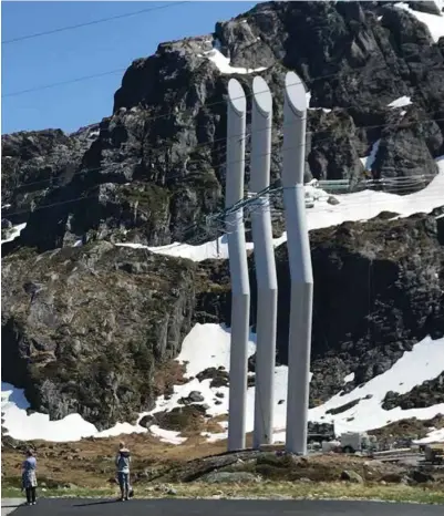  ?? LESERBILDE ?? Slik ser masten ut nå. Problemet er festet som skal holde oppe strømledni­ngen.