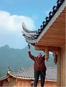  ??  ?? Le 10 octobre 2018, un ouvrier sur un chantier de constructi­on de logements pour la réinstalla­tion des habitants du village de Xiaoguan dans le district de Xuan’en (province du Hubei)