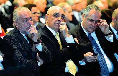  ??  ?? Insieme Da sinistra, Aurelio De Laurentiis (Napoli), Adriano Galliani (Milan) e Claudio Lotito (Lazio) (foto Olympia)