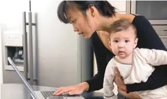  ??  ?? ISTOCK Jacques Létourneau rappelle que ce sont principale­ment les femmes qui pâtissent le plus du risque de se faire appeler un soir pour entrer au travail le lendemain matin.