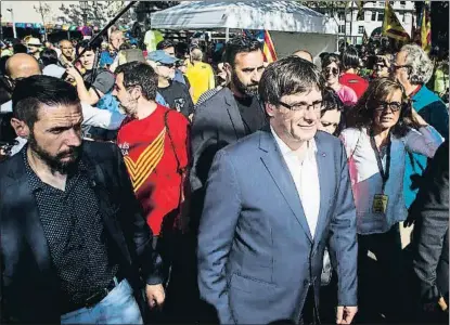  ?? LLIBERT TEIXIDÓ ?? Carles Puigdemont, en la manifestac­ión junto al presidente de la Assemblea Nacional Catalana