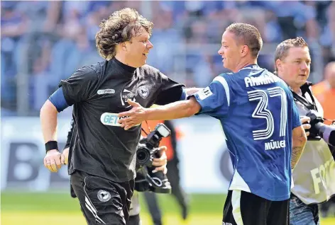  ?? FOTO: IMAGO ?? Aufstieg perfekt! Trainer Stefan Krämer und Christian Müller fallen sich bei der Bielefelde­r Rückkehr in die Zweite Liga in die Arme.