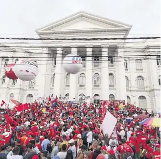  ?? ODRIGO FÉLIX LEAL/FUTURA PRESS ?? Unidade sindical. Ato unificado em Curitiba, no 1º de Maio, que pediu a libertação de Lula