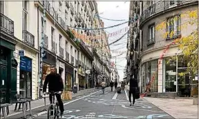  ??  ?? Rue Jean-Jacques-Rousseau à Nantes, piétons et vélos circulent librement.