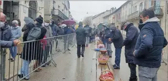  ??  ?? Les producteur­s bien distanciés sur les bancs entre eux et aussi du public