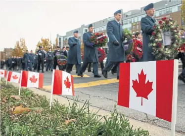  ?? RICK MADONIK TORONTO STAR ?? An honour guard marches wreaths for fallen soldiers to the cenotaph at Sunnybrook Hospital.