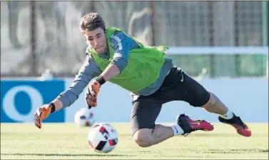  ??  ?? ESTIRADA. Unai Simón, en una acción del entrenamie­nto de ayer en Lezama con el primer equipo.