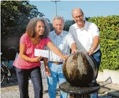  ?? Foto: Anja Fischer ?? Drehen gemeinsam an der „Kugel“Sozialstat­ion: Leiterin Carolyn Kreuzer, Kultur preisträge­r Lothar Drössler und Pfarrer Thomas Rauch.