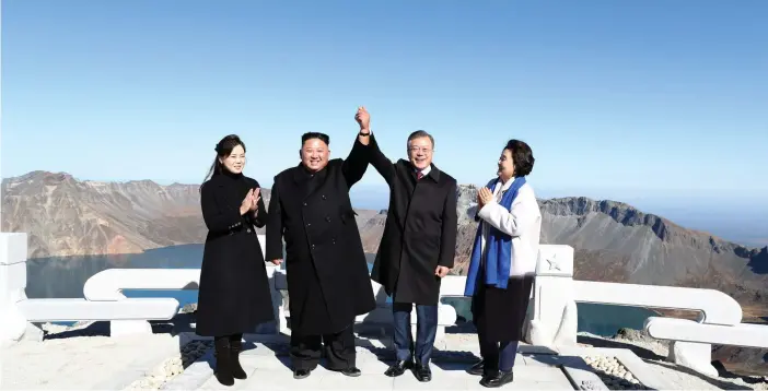  ?? FOTO: LEHTIKUVA-AFP/PYEONGYANG PRESS CORPS ?? ■ Sydkoreas president Moon Jae-In och Nordkoreas diktator Kim Jong-Un avslutar sitt tre dagar långa möte med att besöka berget Paektu. Det gjorde de tillsamman­s med sina fruar Ri Sol Ju (till vänster) och Kim Jung-Sook (till höger).