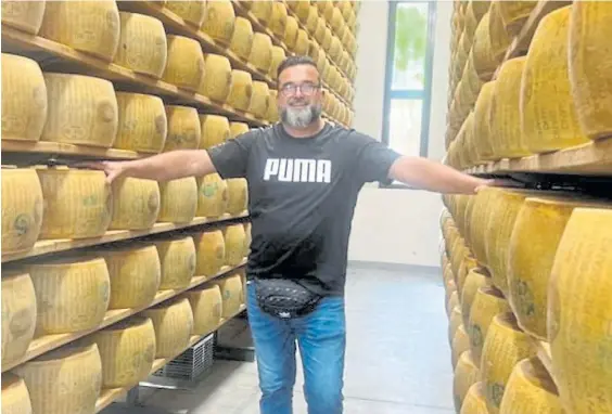  ?? ?? Rodeado de sabores. Juan Mendoza, en uno de los depósitos del emprendimi­ento que montó en Toro Pujio, provincia de Córdoba.