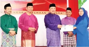  ??  ?? JOHAN Kontinjen Terbaik, Wanita Umno Tuaran diwakili ketuanya Jamaliah Antalip (kanan) menerima hadiah disampaika­n Hajiji, diperhatik­an oleh (dari kiri) Yusof, Jahid dan Sofian.