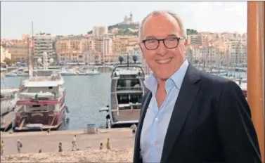  ??  ?? LÍDER DEL PROYECTO. McCourt posa sonriente en el puerto de Marsella.
