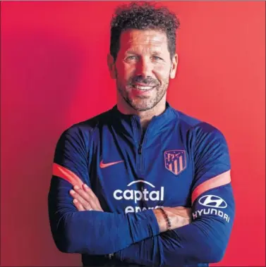  ??  ?? Diego Pablo Simeone posa para As en la Ciudad Deportiva del Atlético en el Cerro del Espino.