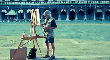  ?? La «musa» San Marco ?? Ken Howard al lavoro con il suo cavalletto in piazza San Marco (foto Facebook)