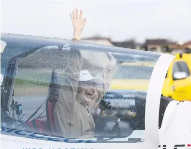  ?? JOHN THYS/AFP VIA GETTY IMAGE ?? Belgian-British teenage pilot Zara Rutherford, aboard her Shark ultralight, lands at the end of her solo
round-the-world trip in her Belgian hometown of Kortrijk on Thursday.