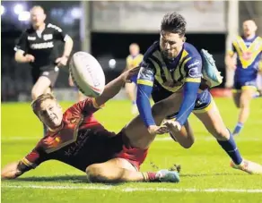  ?? Photo Icon Sport ?? Les Catalans de Tom Davies auront resisté une mi-temps chez le leader de la Super League. Mais Warrington, et son demi de mêlée Gareth Widdop, ont fini plus fort.