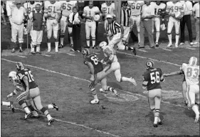  ?? FILE — THE ASSOCIATED PRESS ?? Miami’s Nick Buoniconti (85) runs after intercepti­ng a pass against the Redskins at the Super Bowl in Los Angeles.