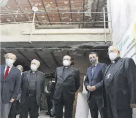  ?? FRANCISCO GONZÁLEZ ?? Visita a las obras de responsabl­es del Obispado y del Ayuntamien­to, ayer.