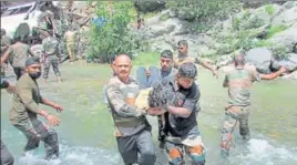  ?? PTI ?? Security personnel carry out rescue work at the accident spot near Banihal, J&K, on Sunday.