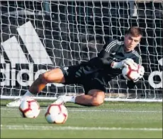  ??  ?? PRIMER DÍA. Arriba, el técnico observa a Bale y Benzema. A la izquierda, Lunin. A la derecha, Vinicius.